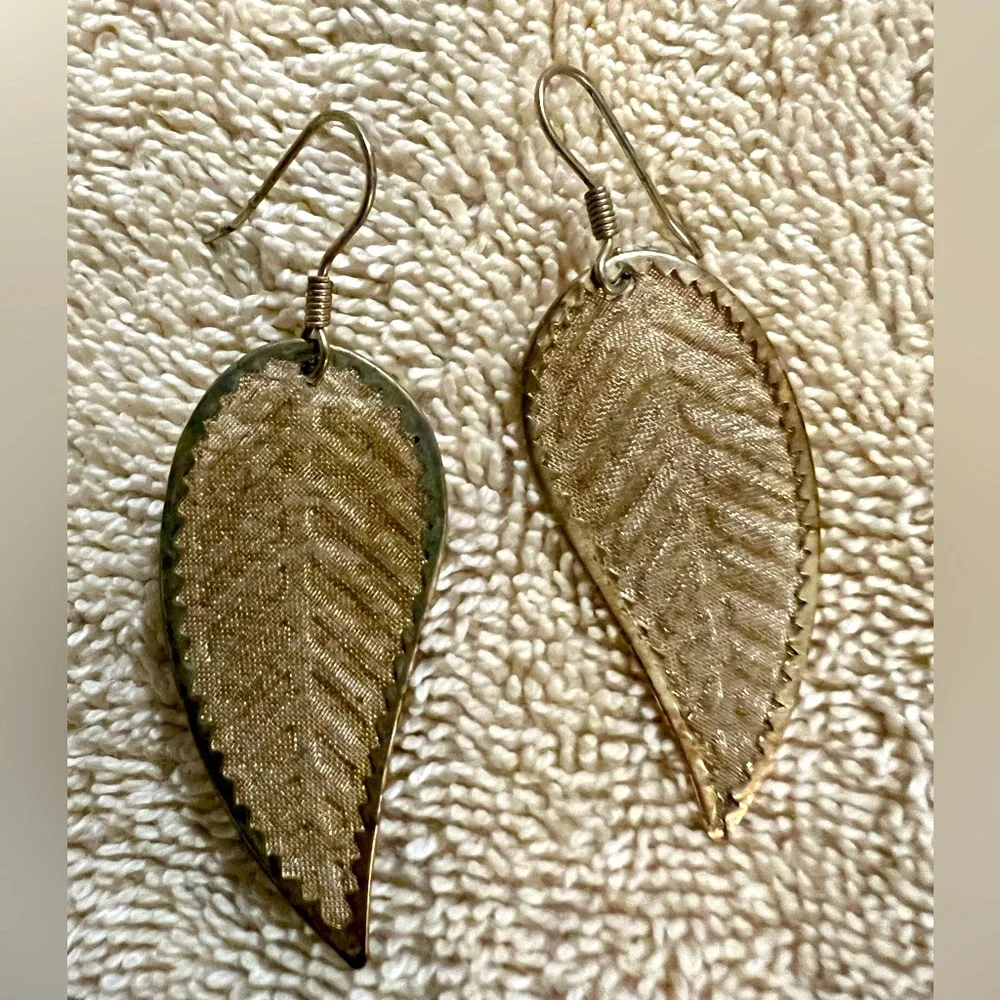 Gold tone leaf pierced ear rings. - Picture 1 of 2